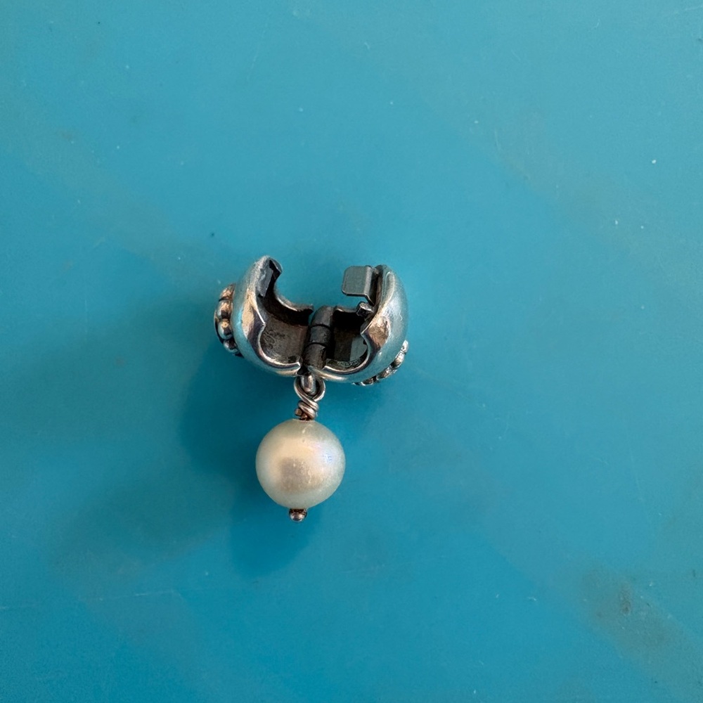PANDORA PEARL OF WISDOM DANGLE CLIP - Picture 2 of 16